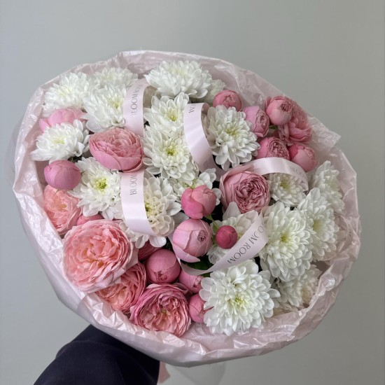роскошный пышный букет хризантема и пионовидная роза bloom room