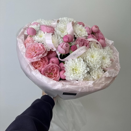роскошный пышный букет хризантема и пионовидная роза bloom room