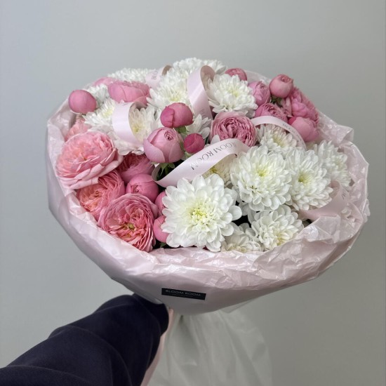 роскошный пышный букет хризантема и пионовидная роза bloom room