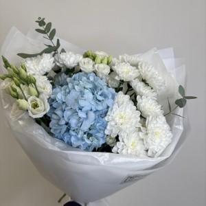 букет бабочка с гортензией и хризантемой bloom room