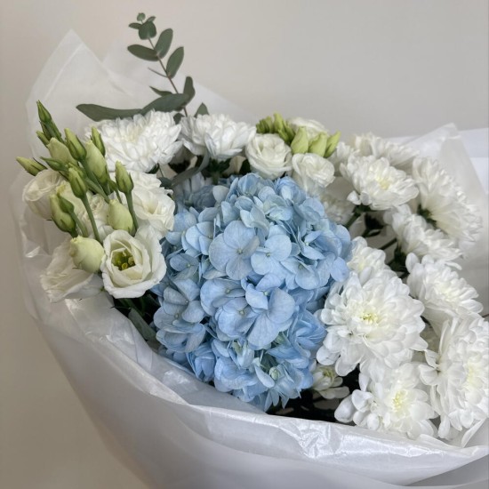 букет бабочка с гортензией и хризантемой bloom room