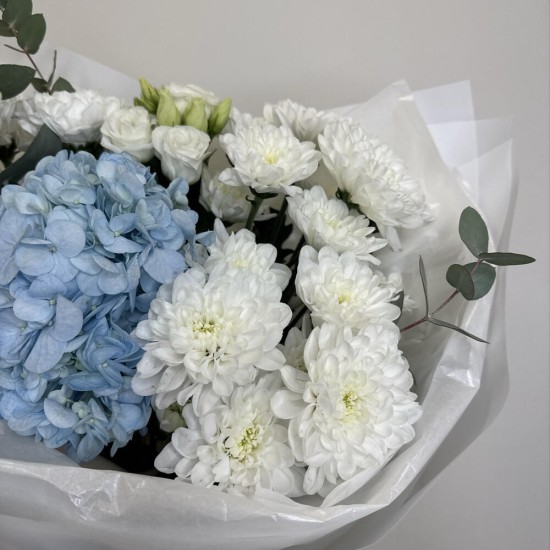 букет бабочка с гортензией и хризантемой bloom room