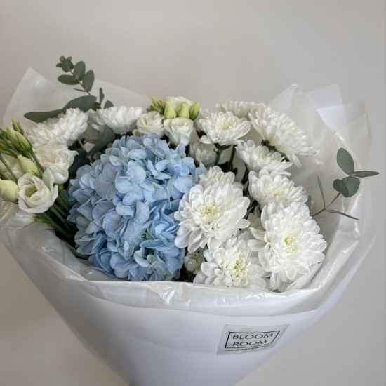 букет бабочка с гортензией и хризантемой bloom room