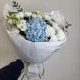 букет бабочка с гортензией и хризантемой bloom room