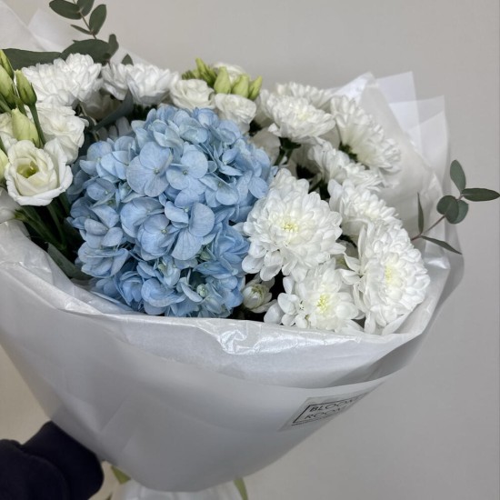 букет бабочка с гортензией и хризантемой bloom room
