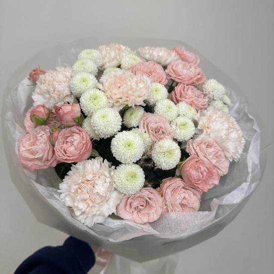 букет для любимой bloom room с кустовой розой,диантусом и хризантемой
