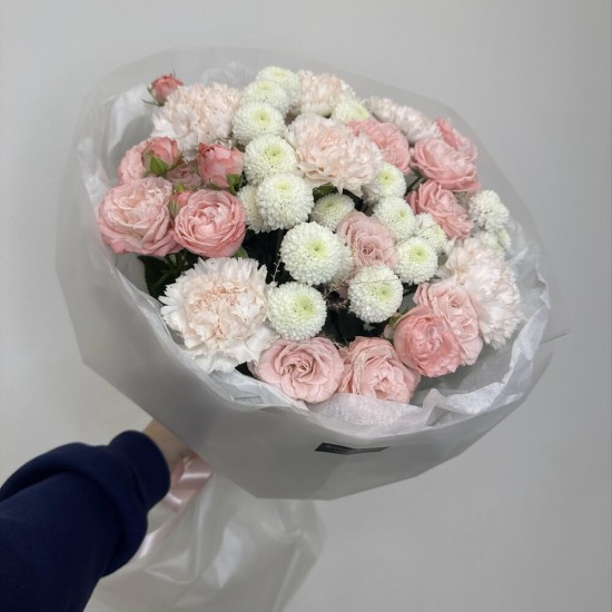 букет для любимой bloom room с кустовой розой,диантусом и хризантемой