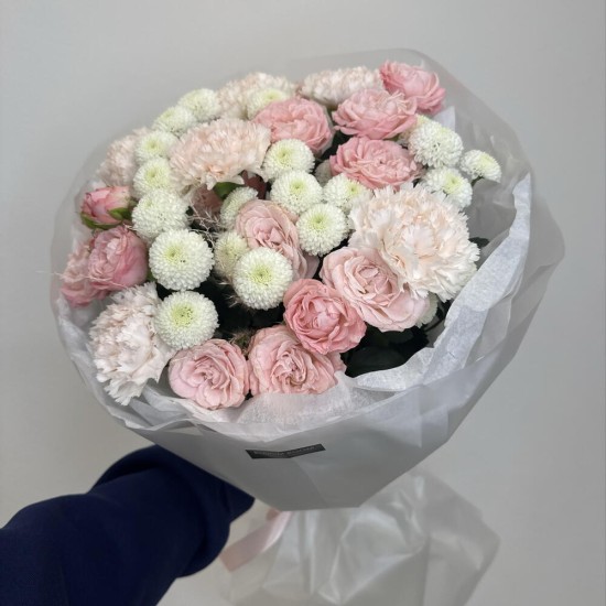 букет для любимой bloom room с кустовой розой,диантусом и хризантемой