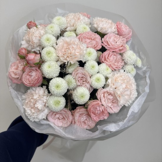 букет для любимой bloom room с кустовой розой,диантусом и хризантемой