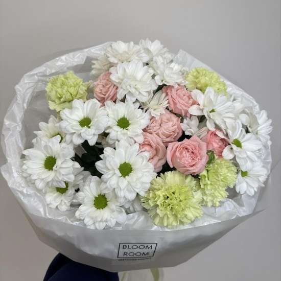 букет на день рождения bloom room хризантема,роза и диантус