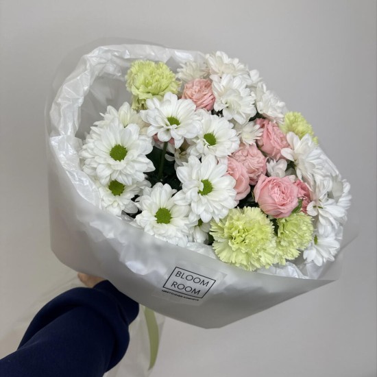 букет на день рождения bloom room хризантема,роза и диантус