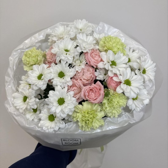 букет на день рождения bloom room хризантема,роза и диантус