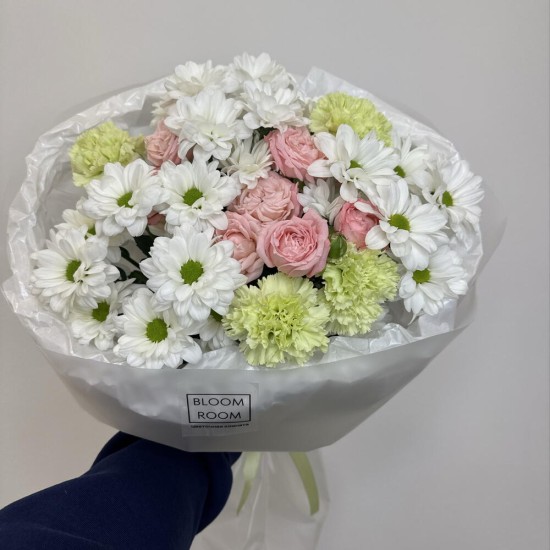 букет на день рождения bloom room хризантема,роза и диантус