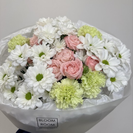 букет на день рождения bloom room хризантема,роза и диантус