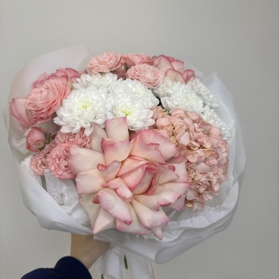 необычный букет bloom room роза,гортензия и хризантема