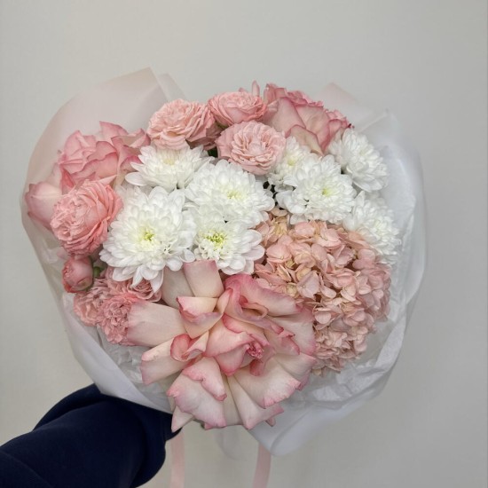 необычный букет bloom room роза,гортензия и хризантема