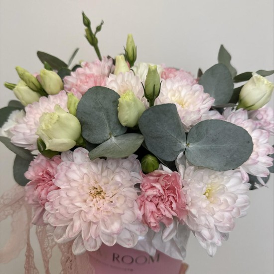 милая коробочка bloom room хризантема,эустома и диантус