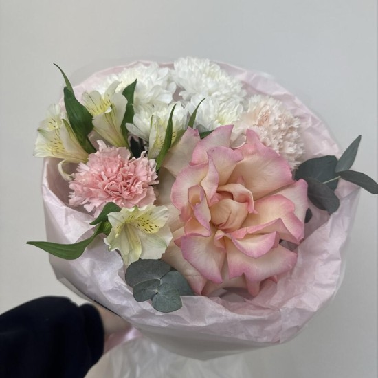 букет-комплимет bloom room роза,хризантема и диантус