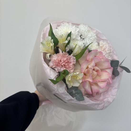 букет-комплимет bloom room роза,хризантема и диантус