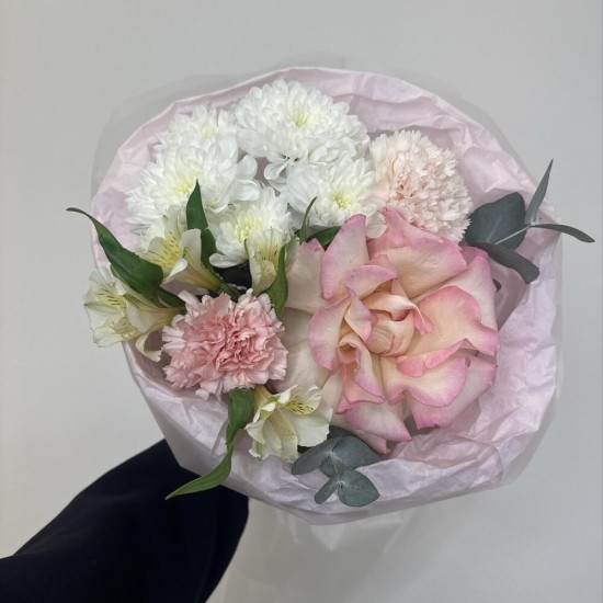 букет-комплимет bloom room роза,хризантема и диантус
