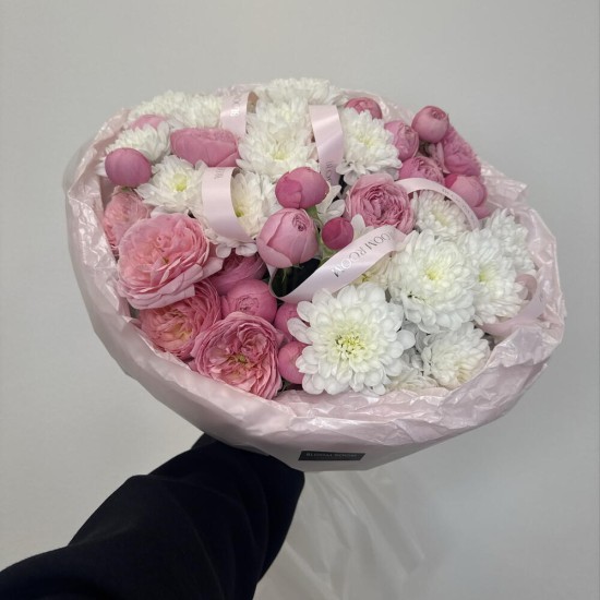 шикарный букет bloom room роза и хризантема