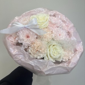 милый букетик bloom room роза хризантема и диантус