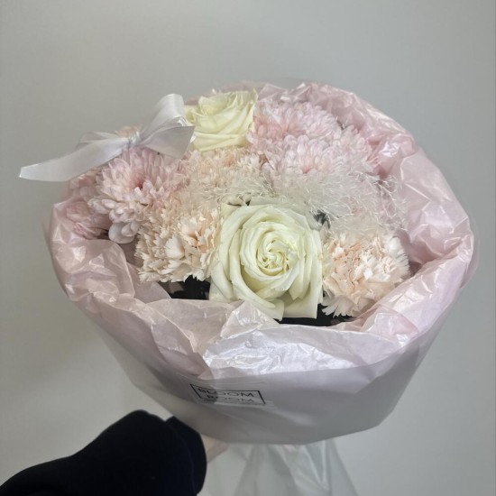 милый букетик bloom room роза хризантема и диантус