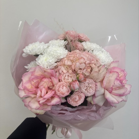 букет в красивой упаковке bloom room гортензия,хризантема и роза
