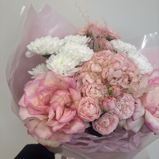 букет в красивой упаковке bloom room гортензия,хризантема и роза