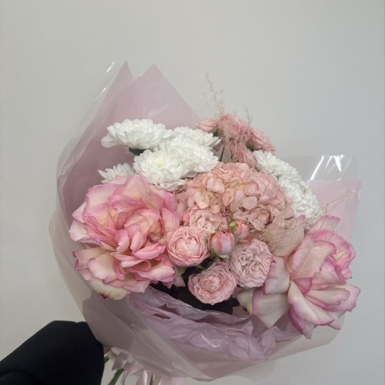 букет в красивой упаковке bloom room гортензия,хризантема и роза