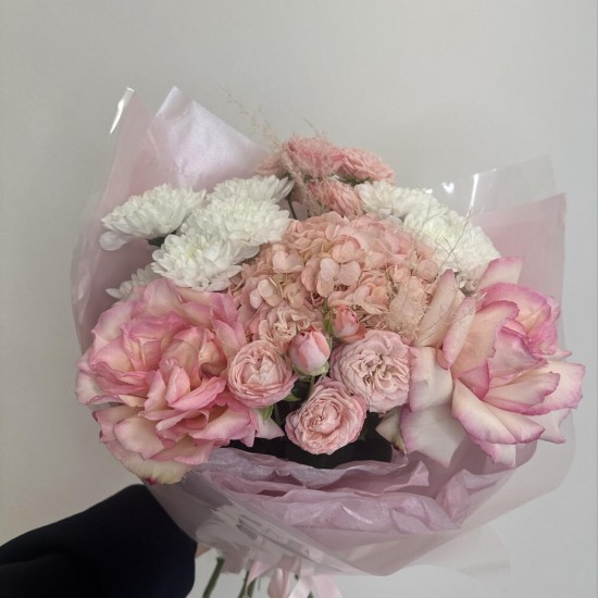 букет в красивой упаковке bloom room гортензия,хризантема и роза