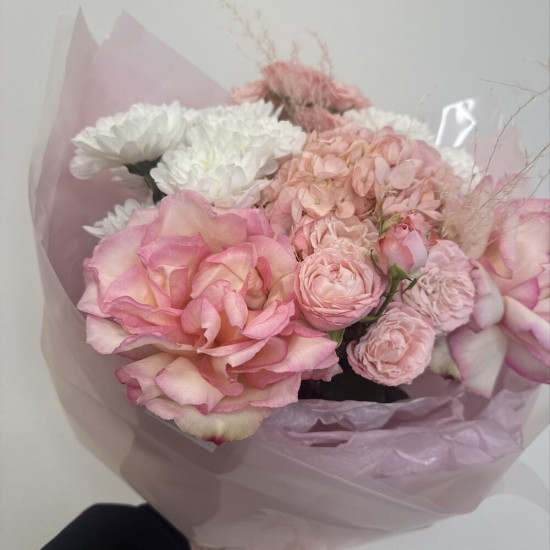 букет в красивой упаковке bloom room гортензия,хризантема и роза
