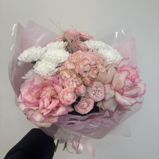 букет в красивой упаковке bloom room гортензия,хризантема и роза