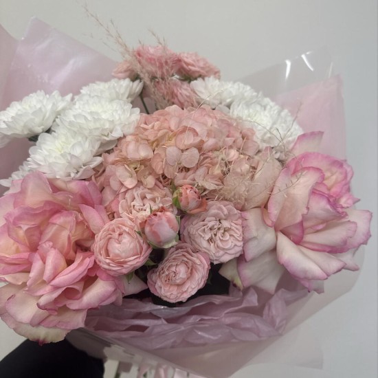 букет в красивой упаковке bloom room гортензия,хризантема и роза