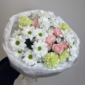 дофаминовый букет bloom room хризантема,диантус и роза