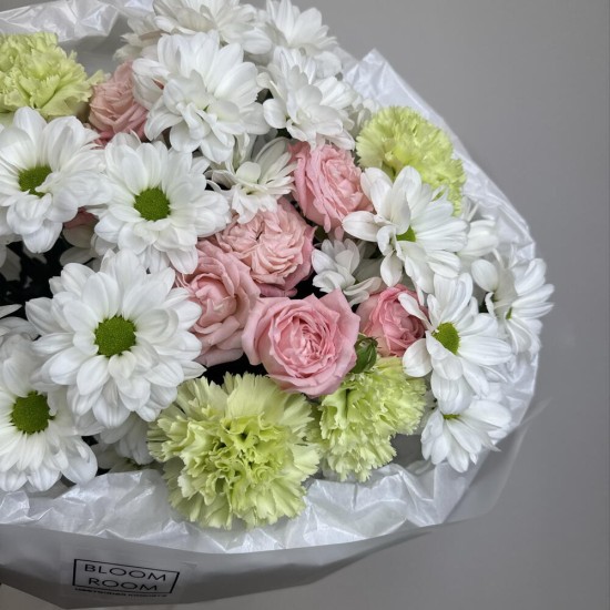 дофаминовый букет bloom room хризантема,диантус и роза