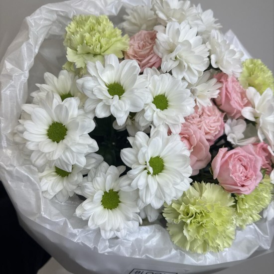 дофаминовый букет bloom room хризантема,диантус и роза