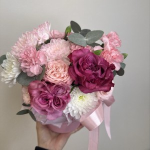 яркая композиция bloom room роза диантус и хризантема