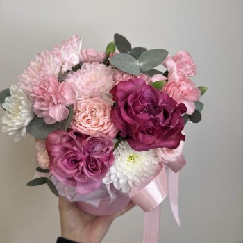 яркая композиция bloom room роза диантус и хризантема