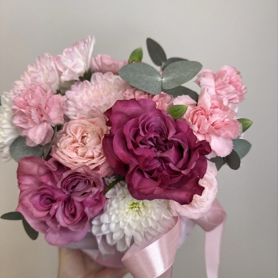 яркая композиция bloom room роза диантус и хризантема