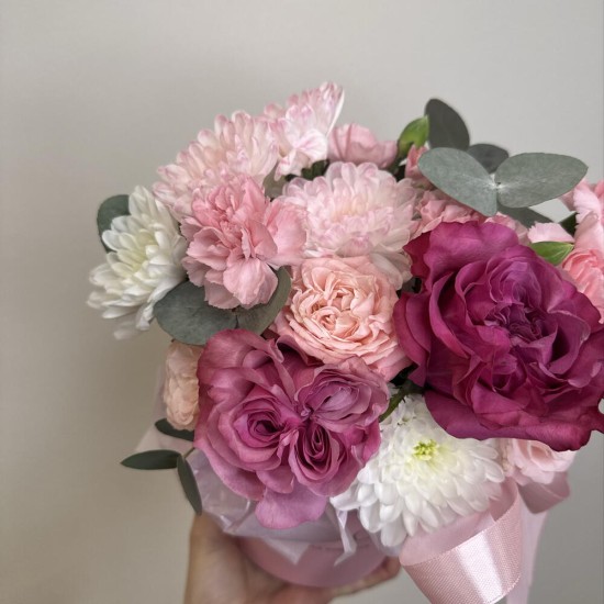 яркая композиция bloom room роза диантус и хризантема