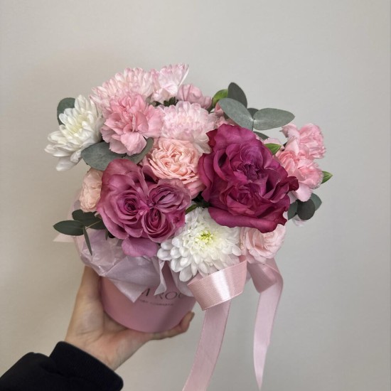 яркая композиция bloom room роза диантус и хризантема