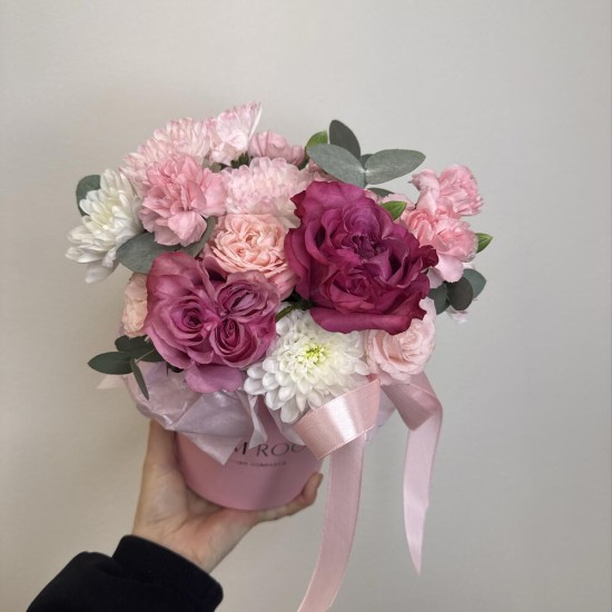 яркая композиция bloom room роза диантус и хризантема