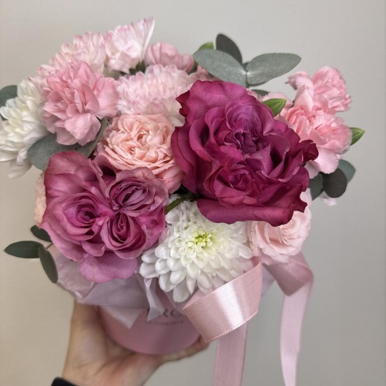 яркая композиция bloom room роза диантус и хризантема