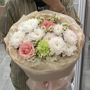 Букет из хризантем, роз и ромашек с доставкой по Екатеринбургу