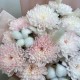 Нежный букет из хризантем и хлопка с доставкой по Екатеринбургу