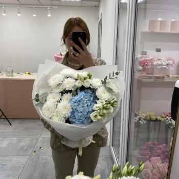 Букет из хризантем, эустомы, гортензии и эвкалипта с доставкой по Екатеринбургу
