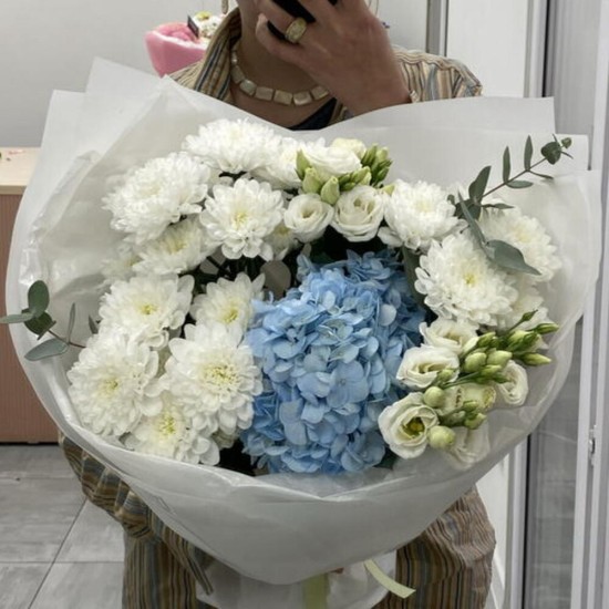 Букет из хризантем, эустомы, гортензии и эвкалипта с доставкой по Екатеринбургу