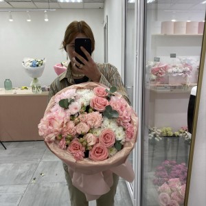 Розовый букет с французскими розами, кустовыми розами, хризантемами и эвкалиптом с доставкой по Екатеринбургу