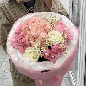 Яркий букет из гортензии, кустовых роз, ромашек и белых роз с доставкой по Екатеринбургу